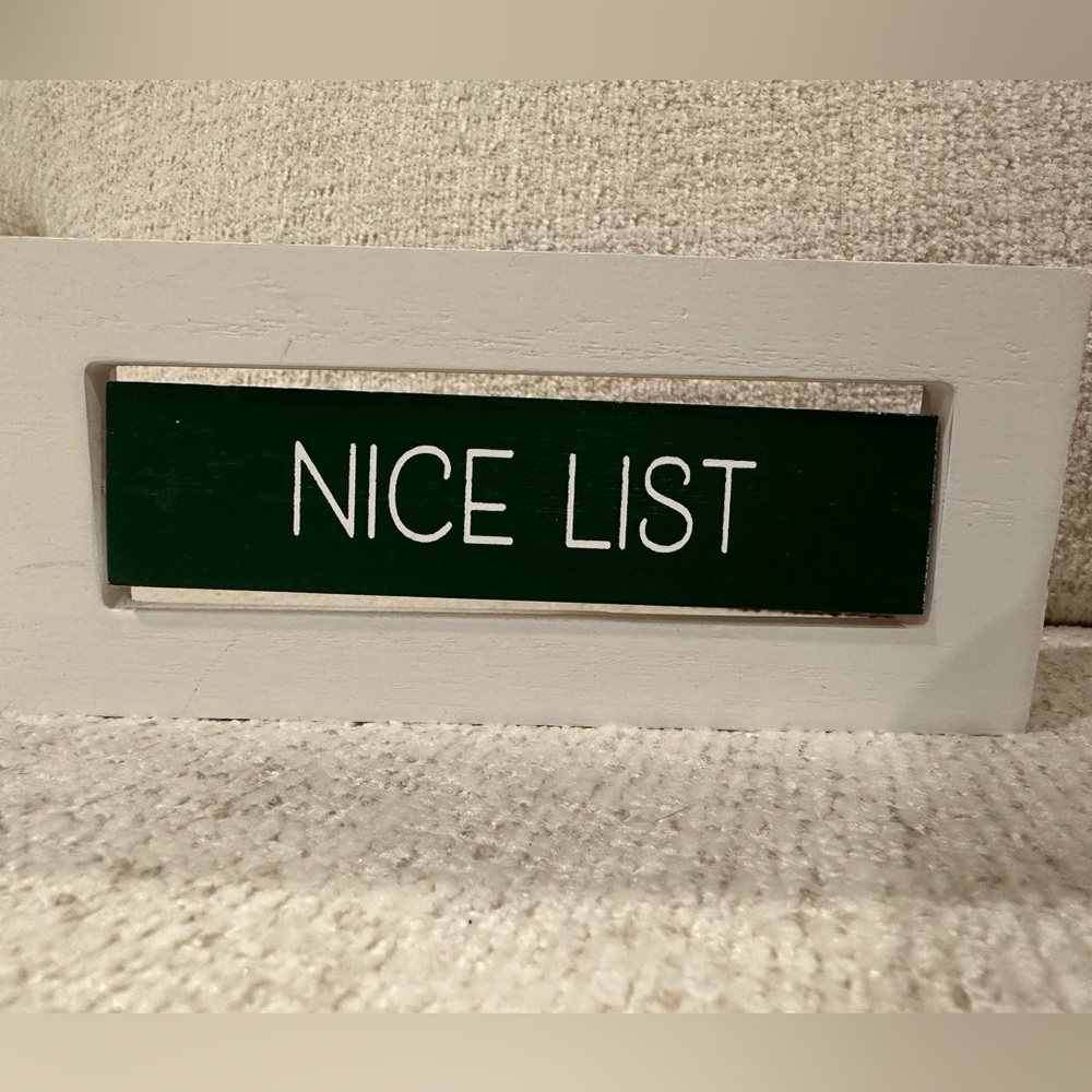 ✨host pick✨Nice/Naughty list Christmas sign❤️